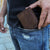 Mann steckt ein Slim Wallet Leder in die Hosentasche – schlankes Design für den Alltag